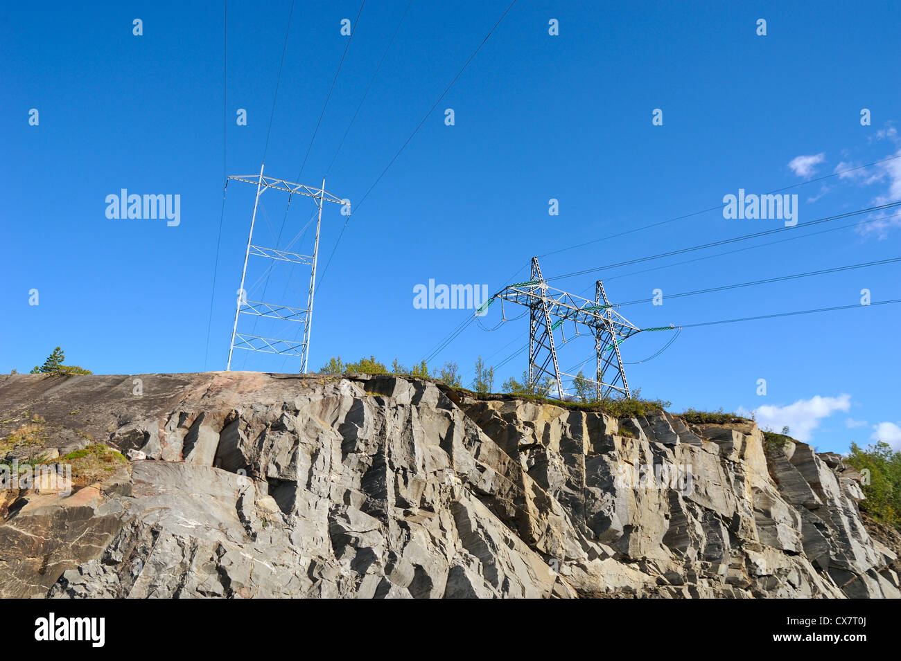 Hohe Spannung Strom Mast in den Bergen Stockfoto