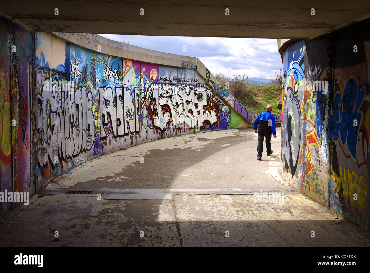 Graffiti bedeckt Unterführung in der Nähe von Logrono in Spanien. Stockfoto