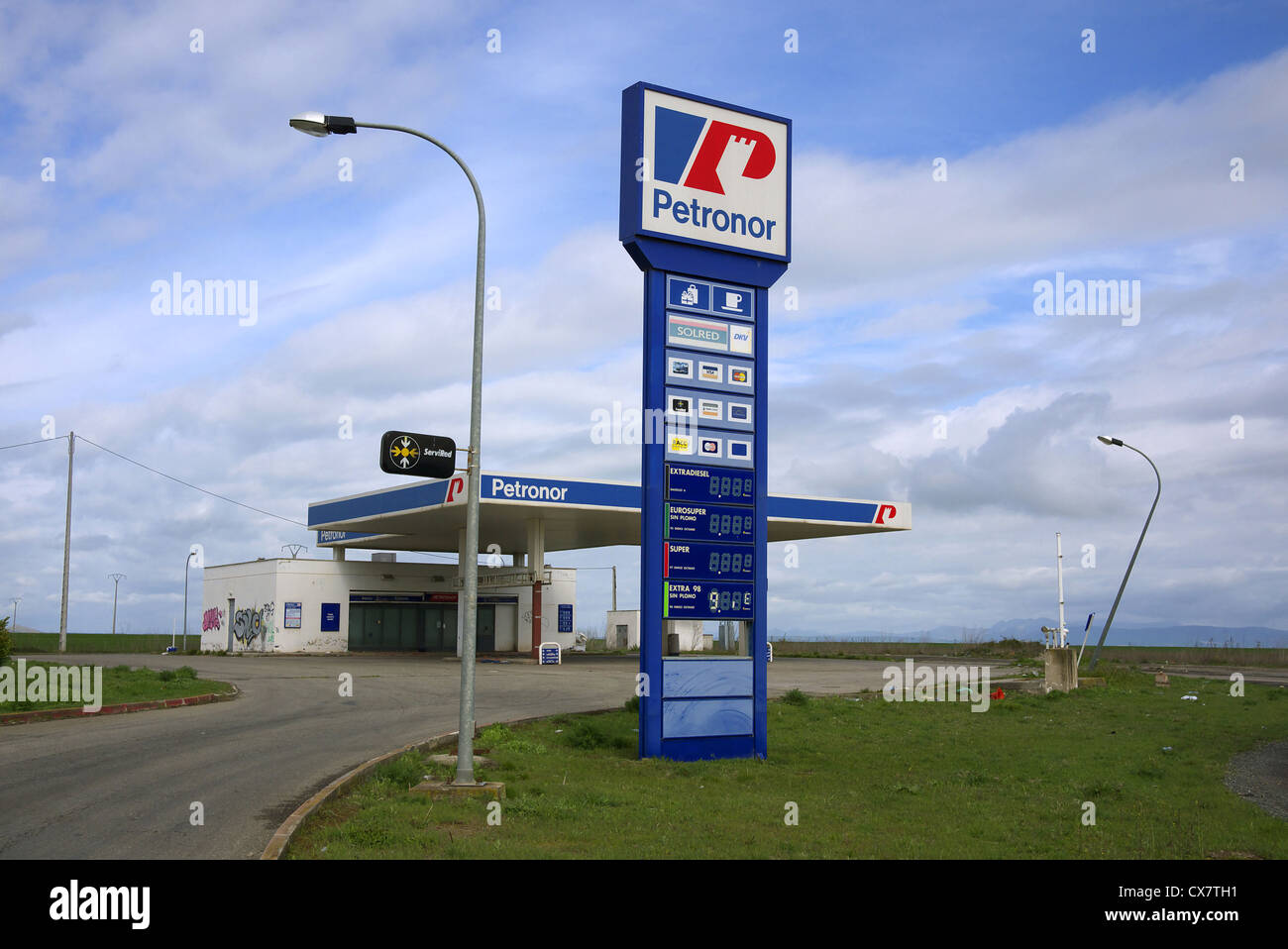 Verfallene Petronor-Tankstelle in der Nähe von Najera, Spanien. Stockfoto