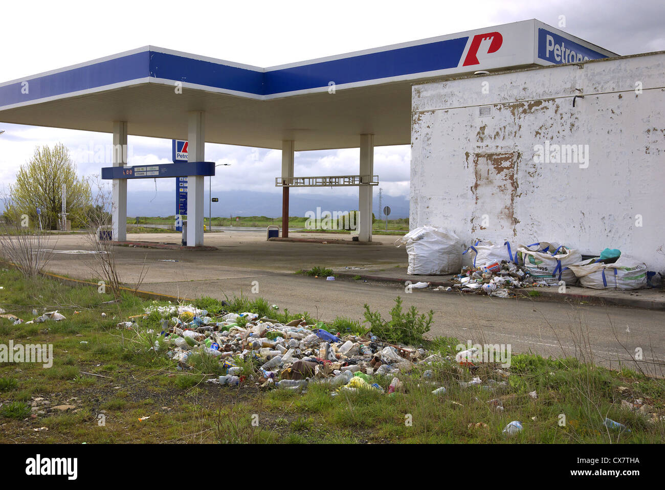 Verfallene Petronor-Tankstelle in der Nähe von Najera, Spanien. Stockfoto