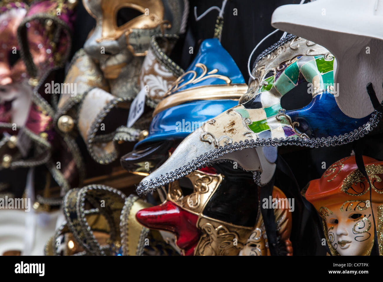 Verschiedenen venezianische Maske auf einem Marktstand in Venedig. Stockfoto