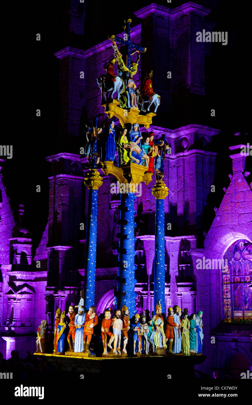 Beleuchtung du Calvaire de St. Thégonnec .illumination von Golgatha St. Thegonnec. Finistère. Bretagne. Frankreich Stockfoto