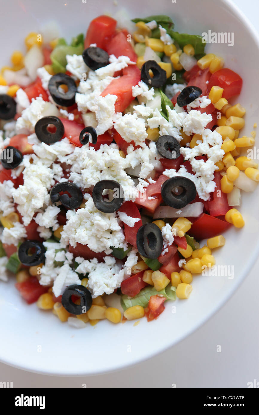 Griechischer Salat mit Tomaten, Gurken, Feta-Käse und schwarzen Oliven Stockfoto