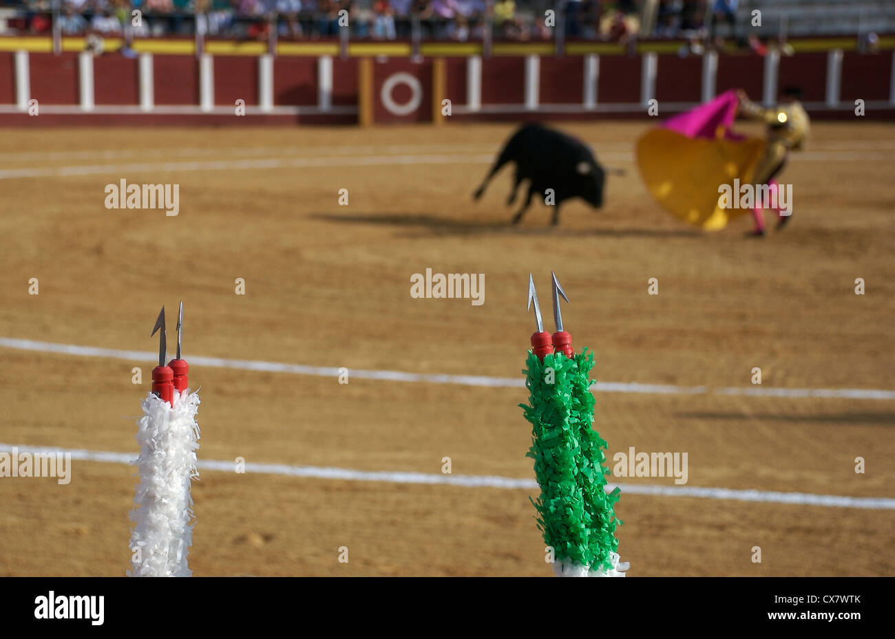 Banderillero warten die Stierkampfarena und der Stier, Matador im Ring zu betreten Stockfoto
