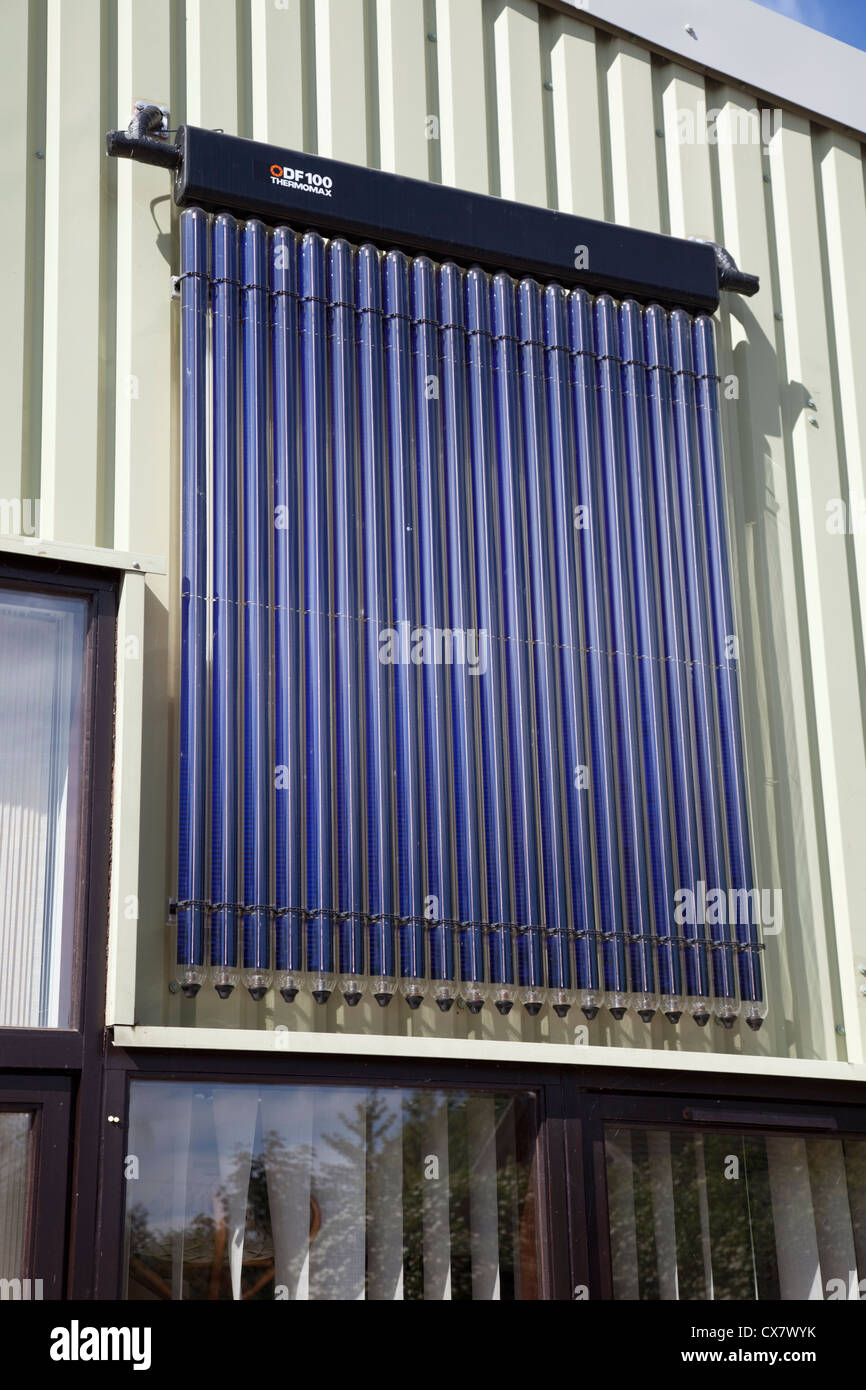 Thermomax DF100 evakuiert Röhren vertikal angebrachten Solarsense UK Stockfoto