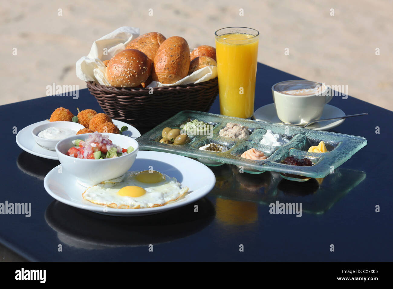 Israelisches Frühstück Stockfoto