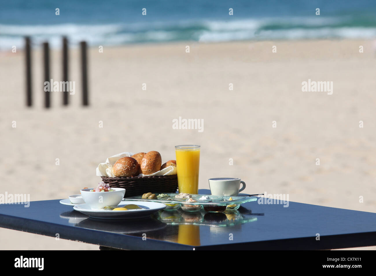 Israelisches Frühstück serviert am Strand Stockfoto