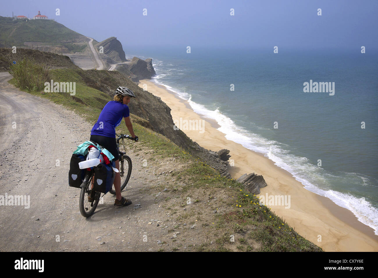 Ein Zyklus Tourist nimmt in der Ansicht in der Nähe von Quiaios in Portugal. Stockfoto