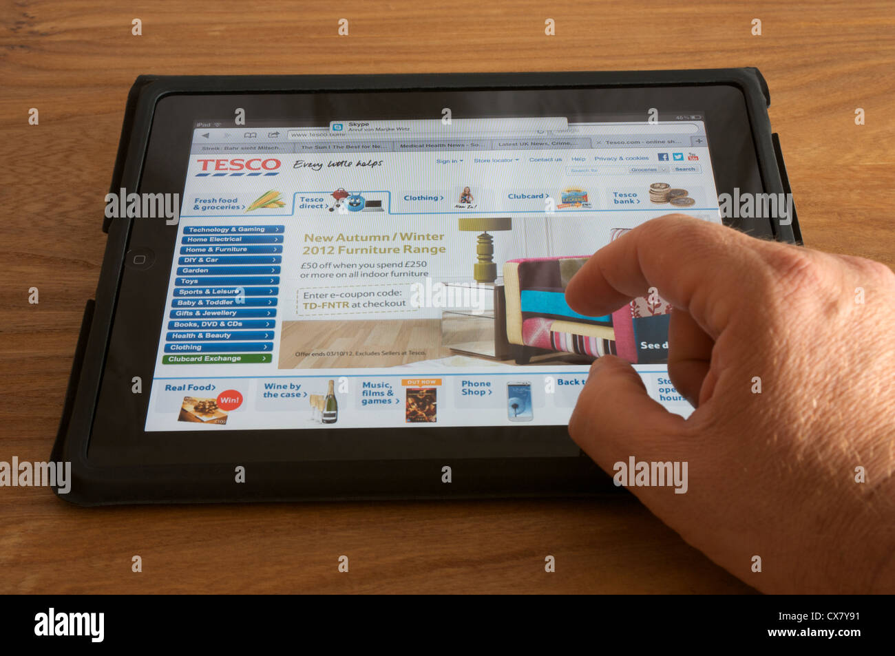 Tesco-Supermarkt-Homepage auf einem Tabletcomputer angezeigt Stockfoto