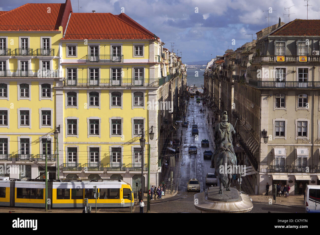Blick nach unten Rua Da Prata vom Praca da Figueira in Lissabon, Portugal. Stockfoto