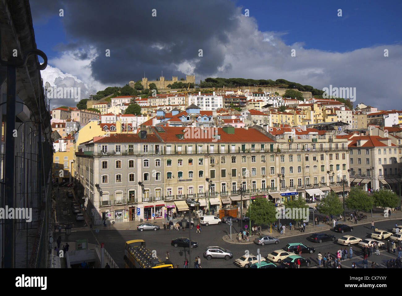 Praca da Figueira mit Castelo Sao Jorge oben in Lissabon, Portugal. Stockfoto