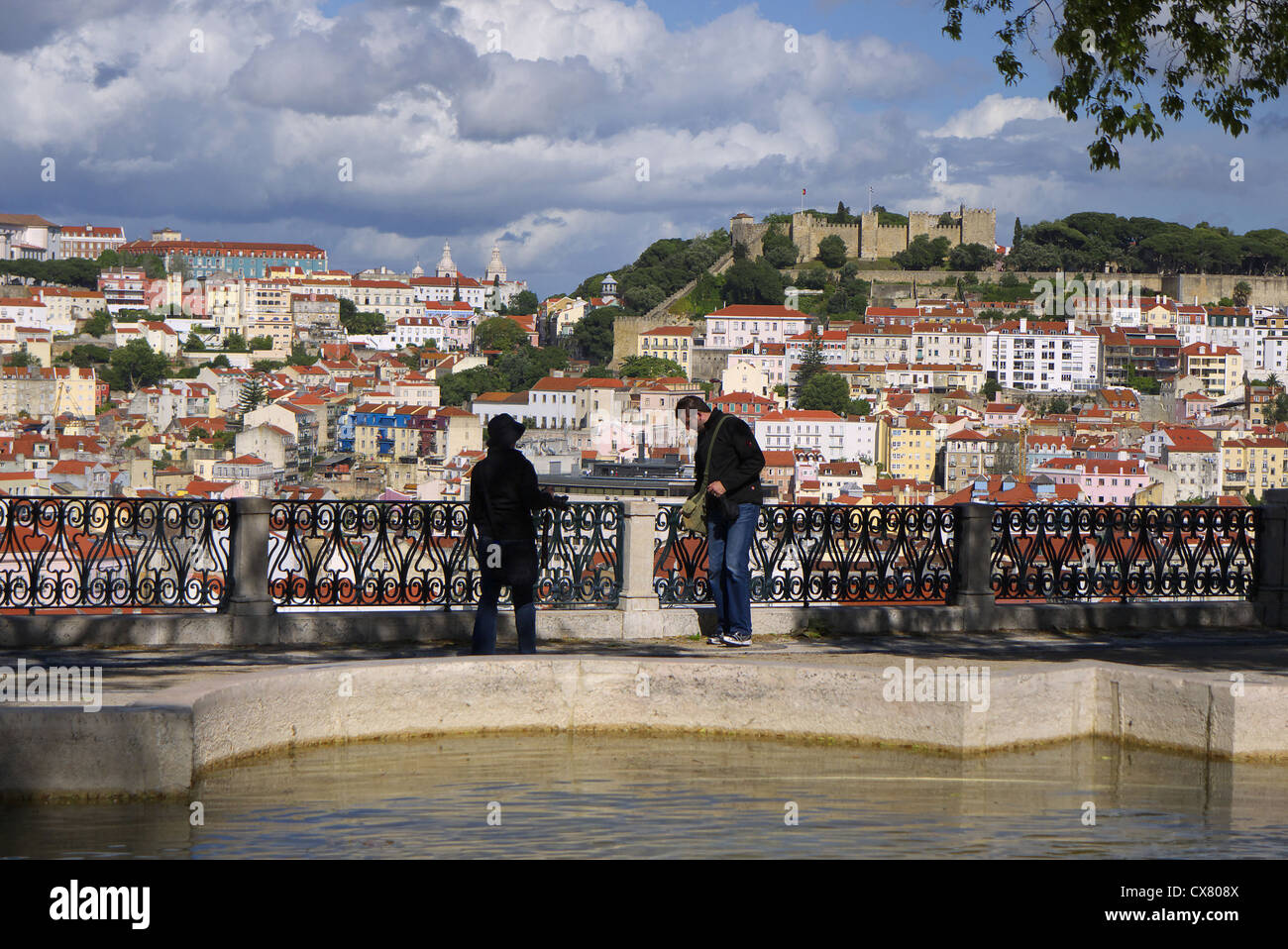 Lissabon in Portugal von den Park Eduardo VII mit Castelo Sao Jorge im Hintergrund gesehen... Stockfoto