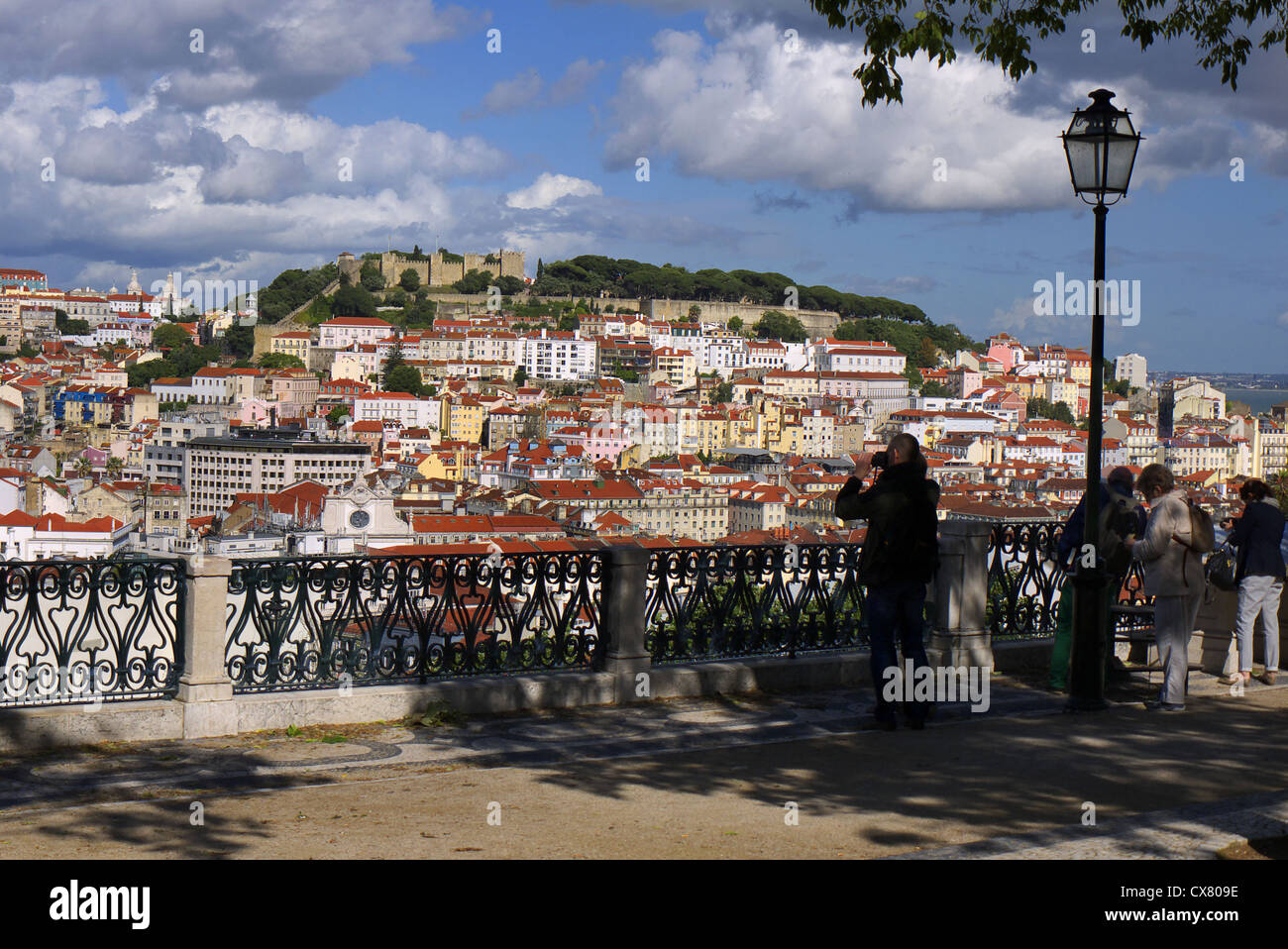 Lissabon in Portugal von den Park Eduardo VII mit Castelo Sao Jorge im Hintergrund gesehen... Stockfoto