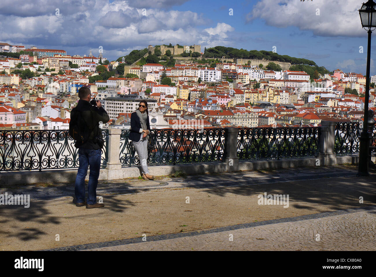 Lissabon in Portugal von den Park Eduardo VII mit Castelo Sao Jorge im Hintergrund gesehen... Stockfoto