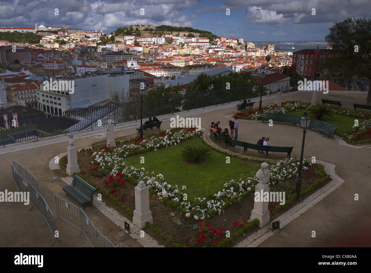 Lissabon in Portugal von den Park Eduardo VII mit Castelo Sao Jorge im Hintergrund gesehen... Stockfoto