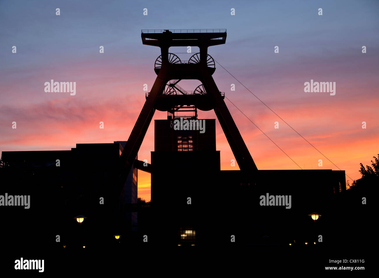 Sonnenuntergang auf den Förderturm des Schachtes 12 auf Zollverein Coal Mine Industriekomplex in Essen, Deutschland Stockfoto
