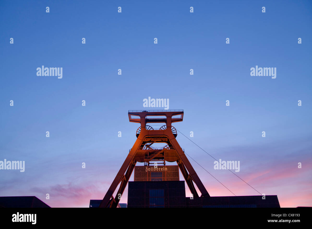 Sonnenuntergang auf den Förderturm des Schachtes 12 auf Zollverein Coal Mine Industriekomplex in Essen, Deutschland Stockfoto