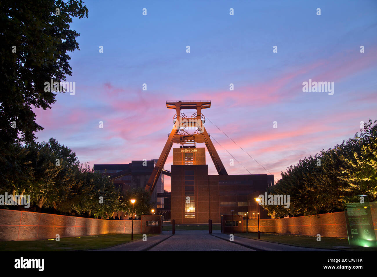 Sonnenuntergang auf den Förderturm des Schachtes 12 auf Zollverein Coal Mine Industriekomplex in Essen, Deutschland Stockfoto