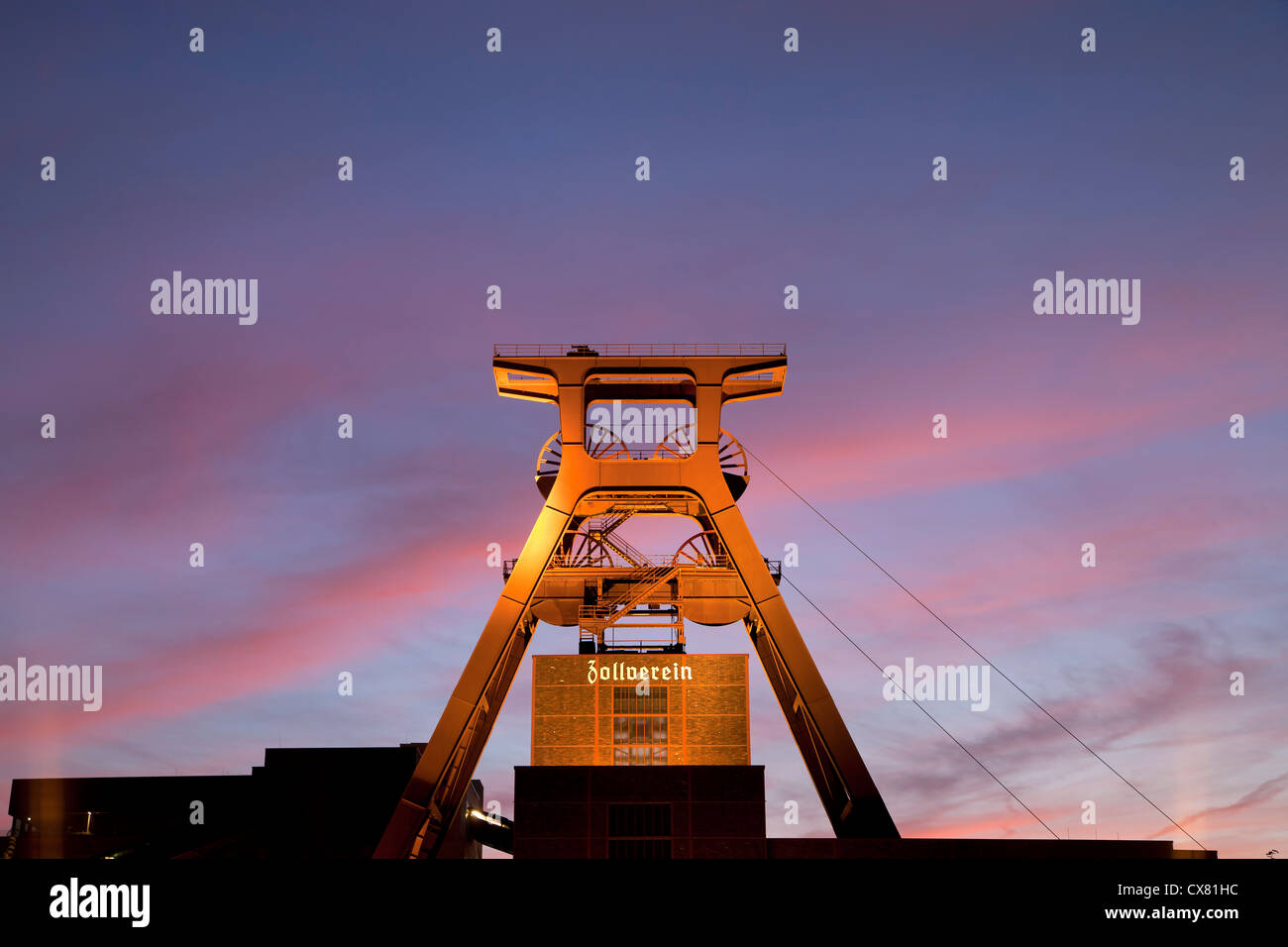 Sonnenuntergang auf den Förderturm des Schachtes 12 auf Zollverein Coal Mine Industriekomplex in Essen, Deutschland Stockfoto