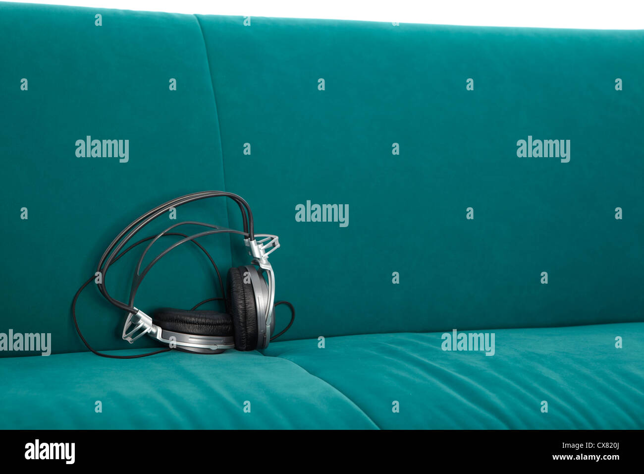 Kopfhörer auf Couch Stockfoto