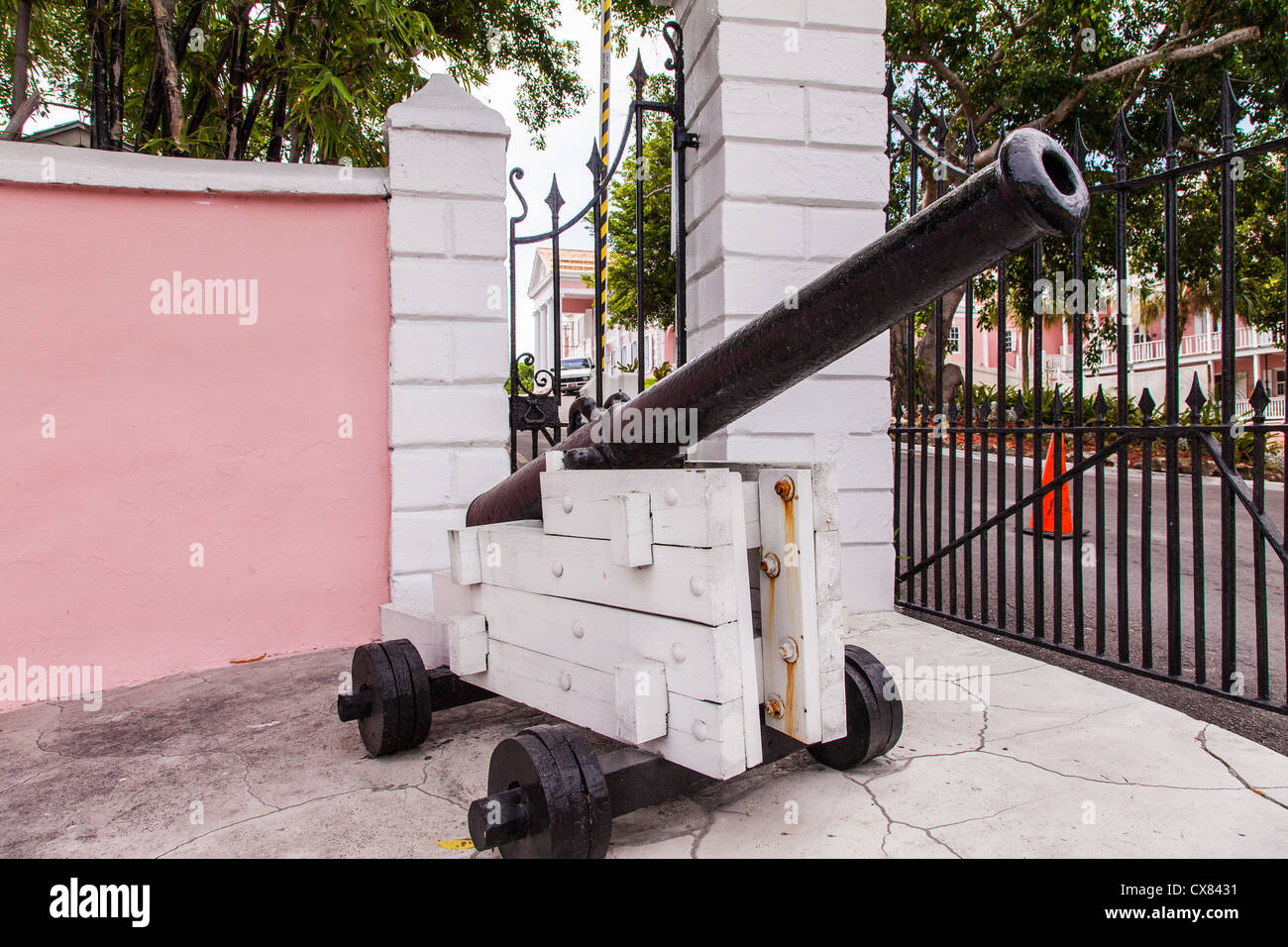 Canon vor dem Regierungsgebäude in Nassau, Bahamas. Stockfoto