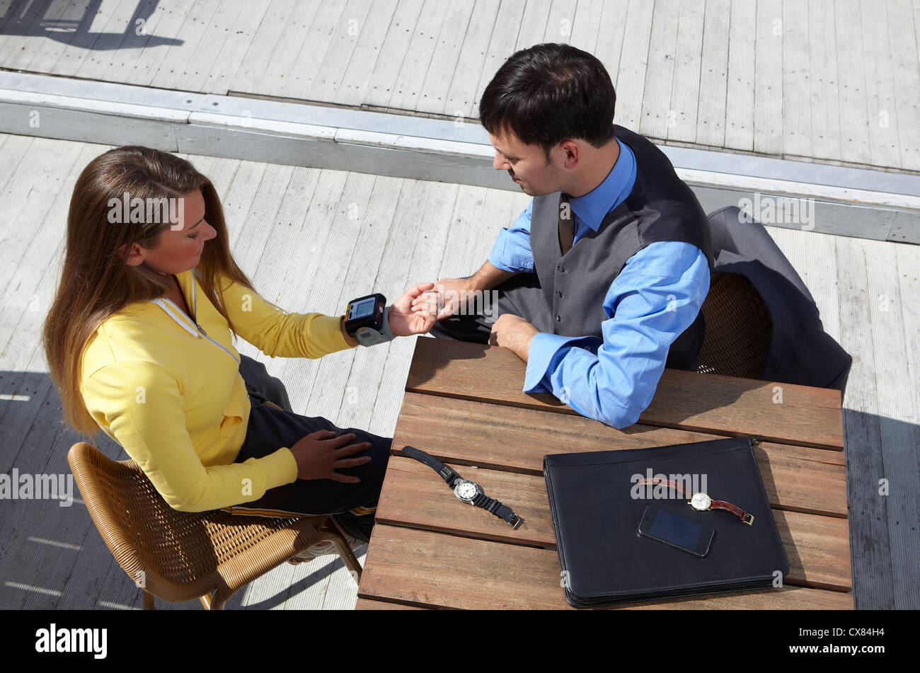 Frau, die ihren Puls messen Stockfoto