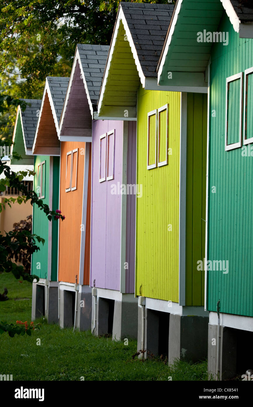 farbenfrohe Strandhütten in St. Lucia Stockfoto