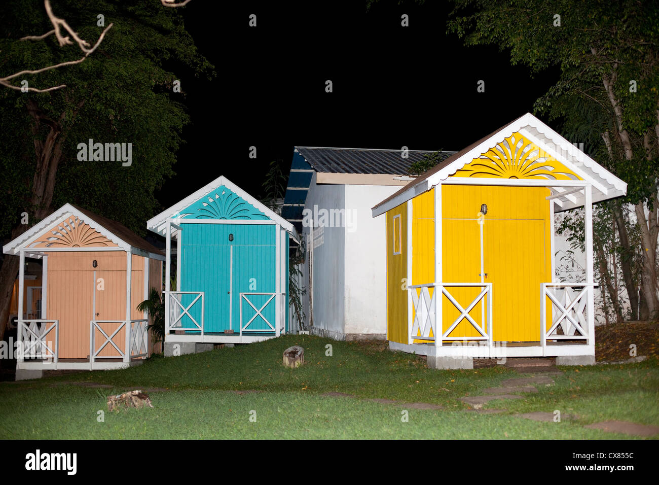 farbenfrohe Strandhütten in St. Lucia Stockfoto