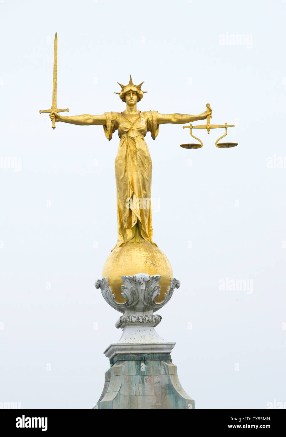 Die gold Bronzestatue der Justitia mit Schwert und Waage oberhalb der zentralen Strafgerichtshof Old Bailey, London Stockfoto