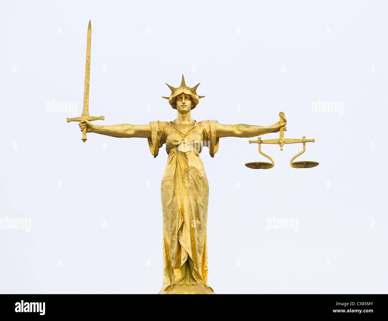 Die gold Bronzestatue der Justitia mit Schwert und Waage oberhalb der zentralen Strafgerichtshof Old Bailey, London Stockfoto