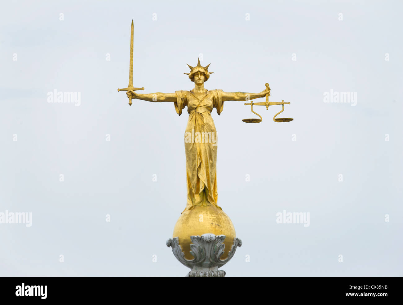 Die gold Bronzestatue der Justitia mit Schwert und Waage oberhalb der zentralen Strafgerichtshof Old Bailey, London Stockfoto