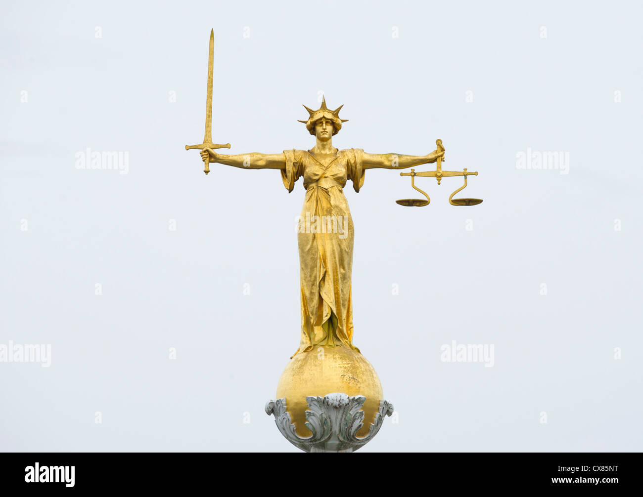 Die gold Bronzestatue der Justitia mit Schwert und Waage oberhalb der zentralen Strafgerichtshof Old Bailey, London Stockfoto