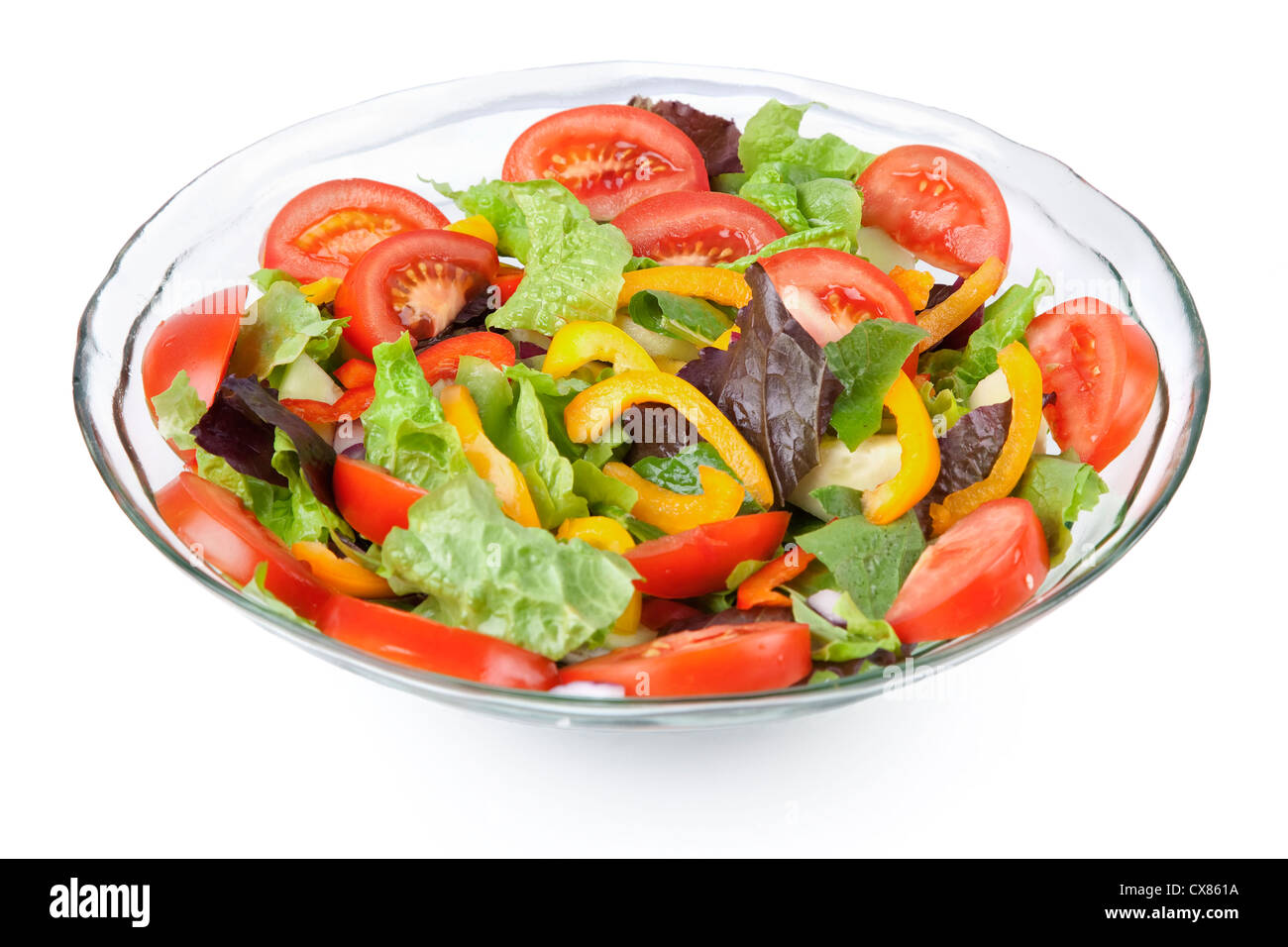 Eine Glasschüssel voll von einer Vielzahl von Gemüse in einem bunt gemischten Salat. Stockfoto