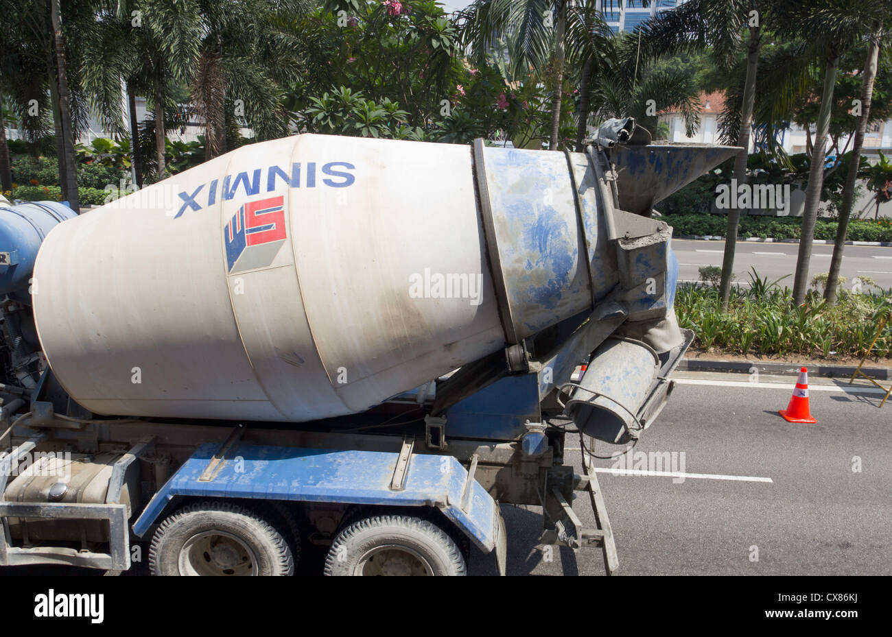 Eine mobile Betonmischer-LKW auf den Straßen von Singapur. Wir waren in einem Fahrzeug direkt neben diesem Mischer und der Mixer war drehen Stockfoto