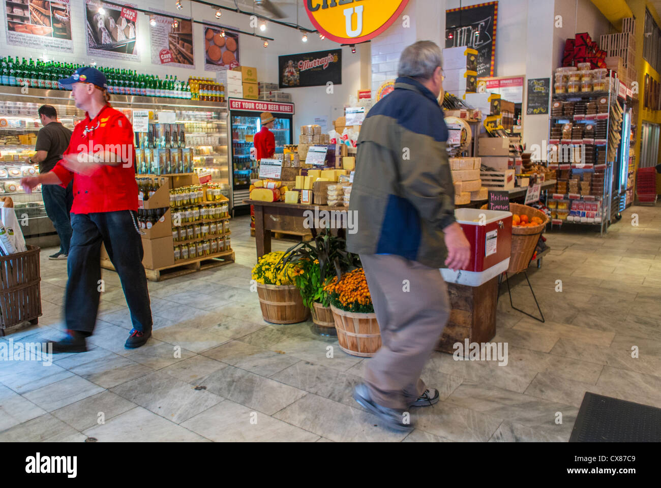 New York City, West Village, Menschen im Inneren, "Murray's Cheese Shop" Einkaufen Lebensmittelgeschäfte, Manhattan, Stockfoto