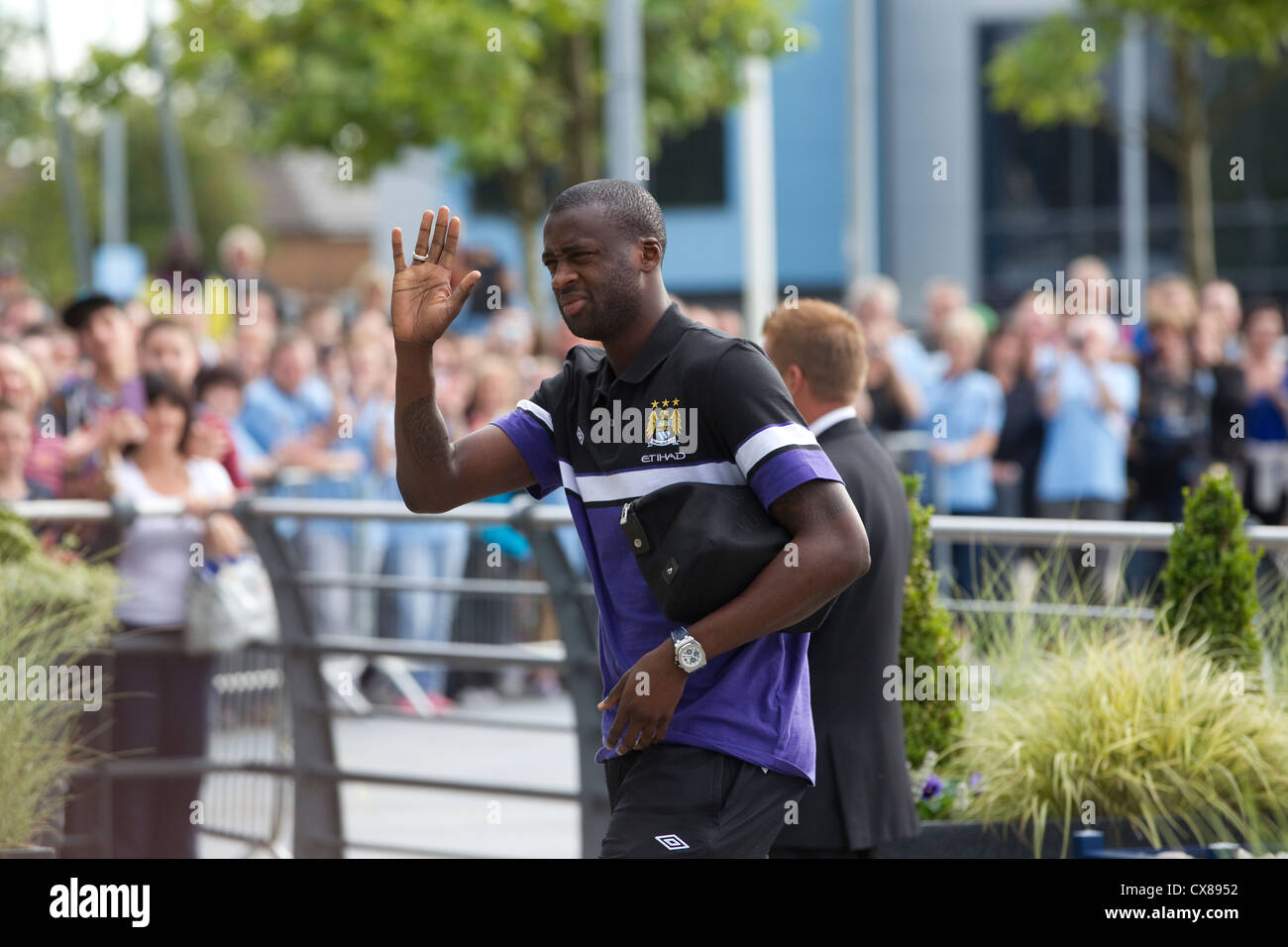 Yaya Toure Fußballer Ankunft am Etihad Stadium, Manchester City Football Club, Manchester, England, Vereinigtes Königreich Stockfoto