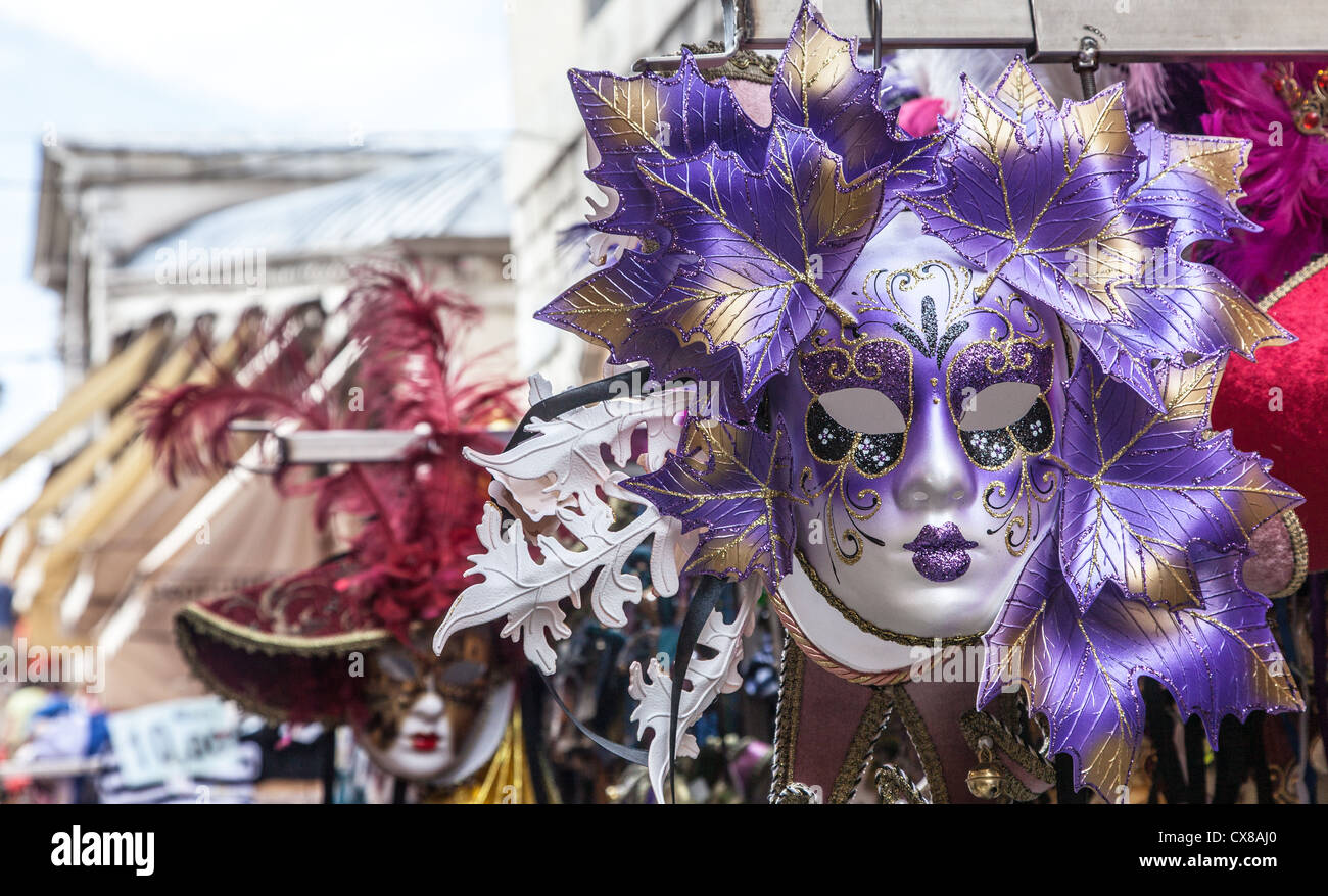 Nahaufnahme einer schönen venezianischen Maske auf einem Andenken Stand in Venedig. Stockfoto