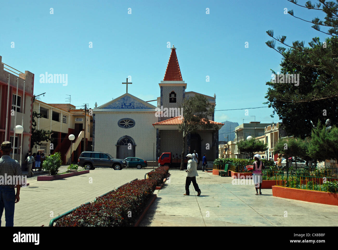 Den Hauptplatz, Assomada, Insel Santiago, Kapverden, mit der Kirche Nossa Senhora de Fátima im Hintergrund Stockfoto