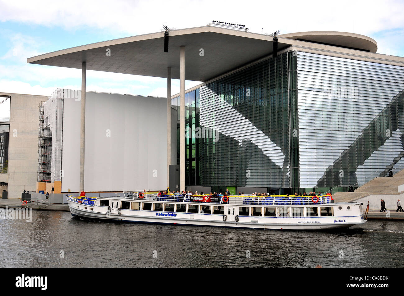 Tour Boot auf der Spree vor maria-elisabeth-Luders-Haus, Adele-Schreiber-Krieger-Stra ße, Berlin Deutschland Stockfoto