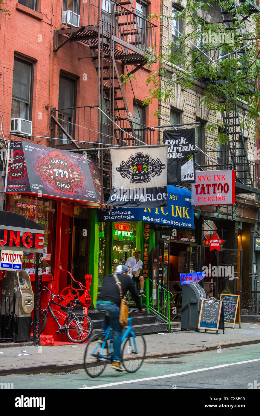 New York, NY, USA, West Village, man Cycling, Straßenszenen, Geschäfte auf der MacDougal St., Manhattan, New yorkers Gebäude Stockfoto