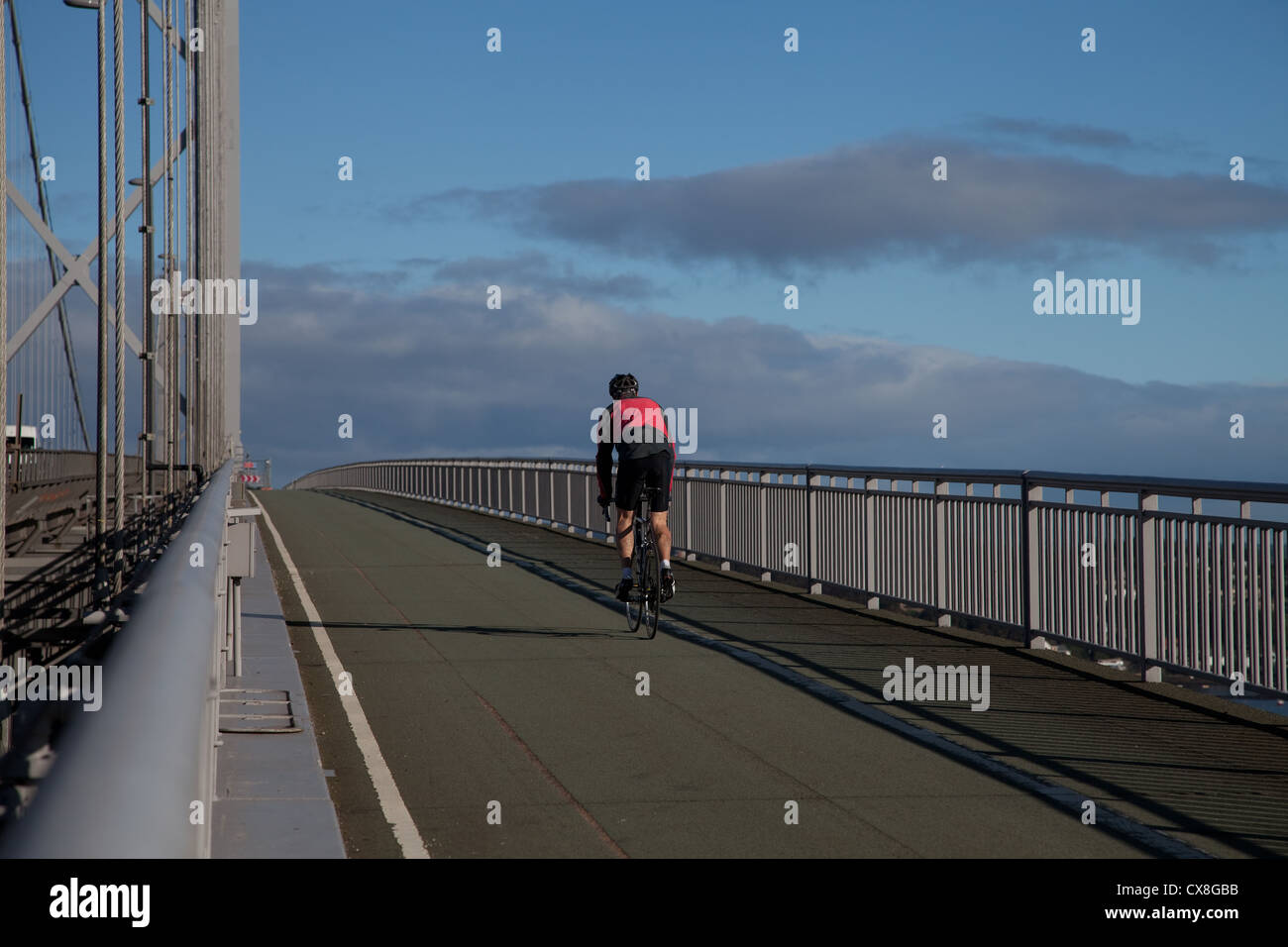 Radfahren über Forth Road Bridge Stockfoto