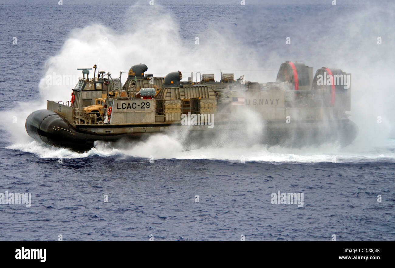 Landing Craft air cushion (LCAC) 29 zu Naval Beach Einheit 7 Pässe durch die uns zugewiesenen bereitgestellten Amphibisches Schiff USS BONHOMME RICHARD (LHD6) während gut Deck. Bonhomme Richard Amphibious Ready Gruppe (BHR ARG), zusammen mit den 31 Marine Expeditionary Unit (31 MEU), ist die Teilnahme an einer Zertifizierung (certex). CERTEX ist eine bewertete Veranstaltung, die auf dem BHR ARG und Möglichkeiten 31 Meus von bestimmten Missionen wie humaintarian Hilfe und Katastrophenhilfe Operationen oder non-combatant evacuation Operations konzentriert. Stockfoto