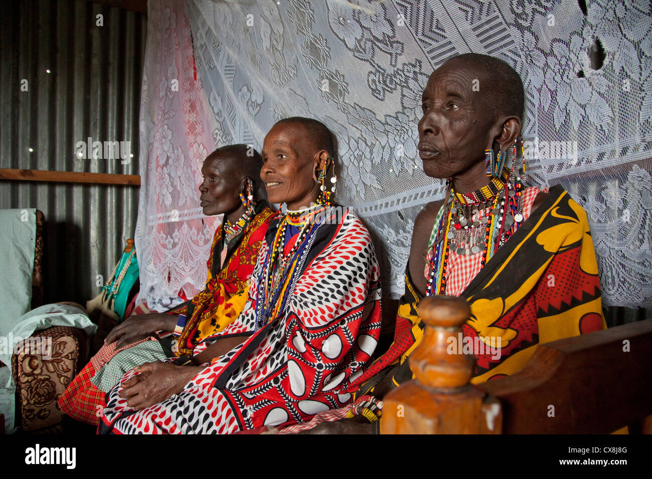 Masai Frauen in traditioneller Tracht Siana, neben dem Naturschutzgebiet Masai Mara, Kenia Stockfoto