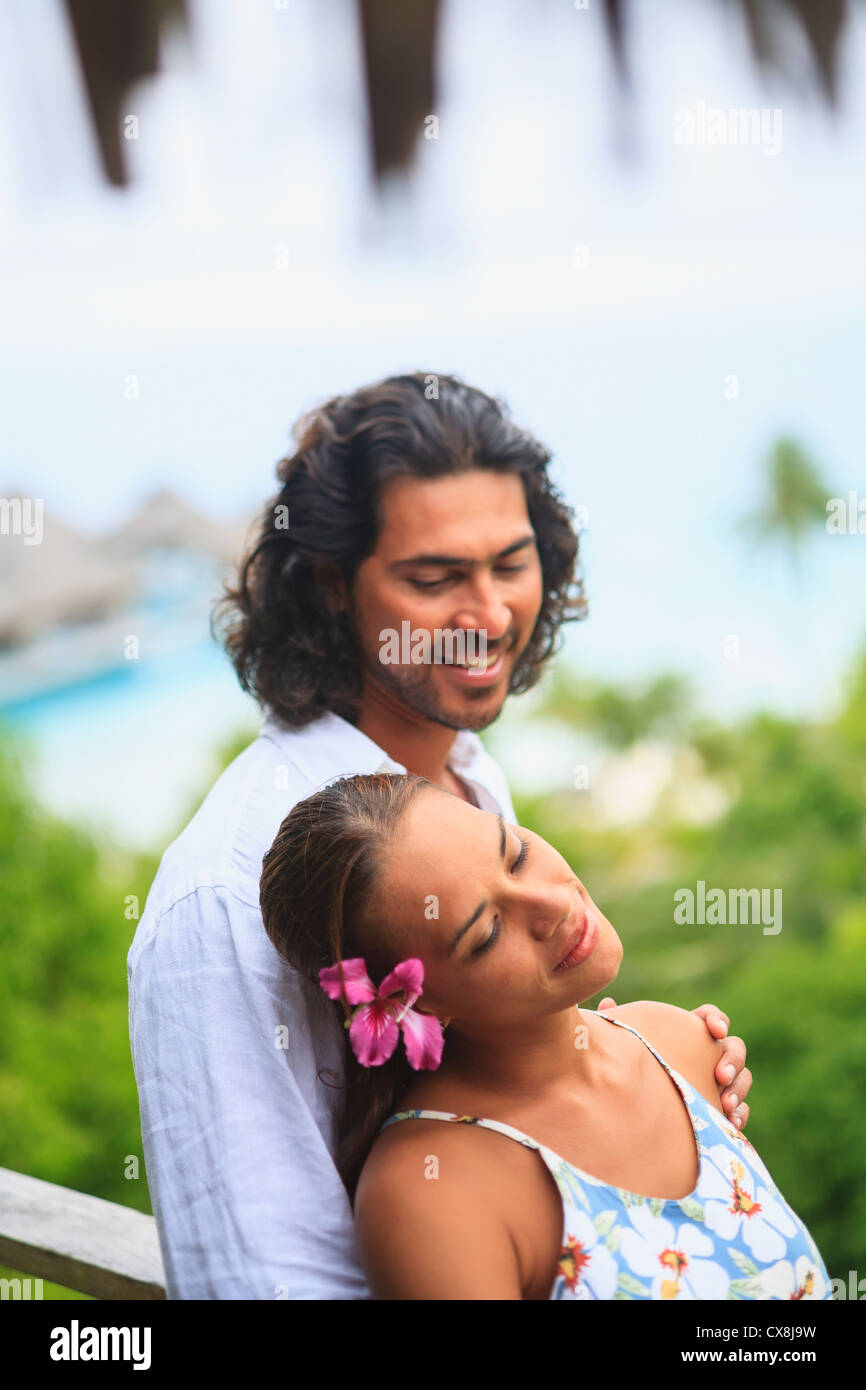 Ein Liebespaar im Bora Bora Nui Resort &amp; Spa; Bora Bora Insel Gesellschaftsinseln Französisch Polynesien Südsee Stockfoto