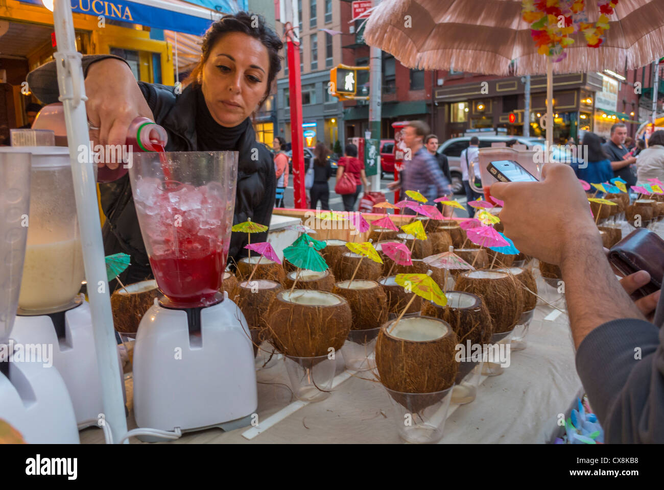 New York City, NY, USA, Büroangestellte serviert Getränke, Cocktails, Little Italy Area, San Genarro Italian Food Street Festival, Stände in der Mulberry Street. Öffentliche Gesundheit, Arbeitnehmer Alkohol in verschiedenen Kulturen Stockfoto