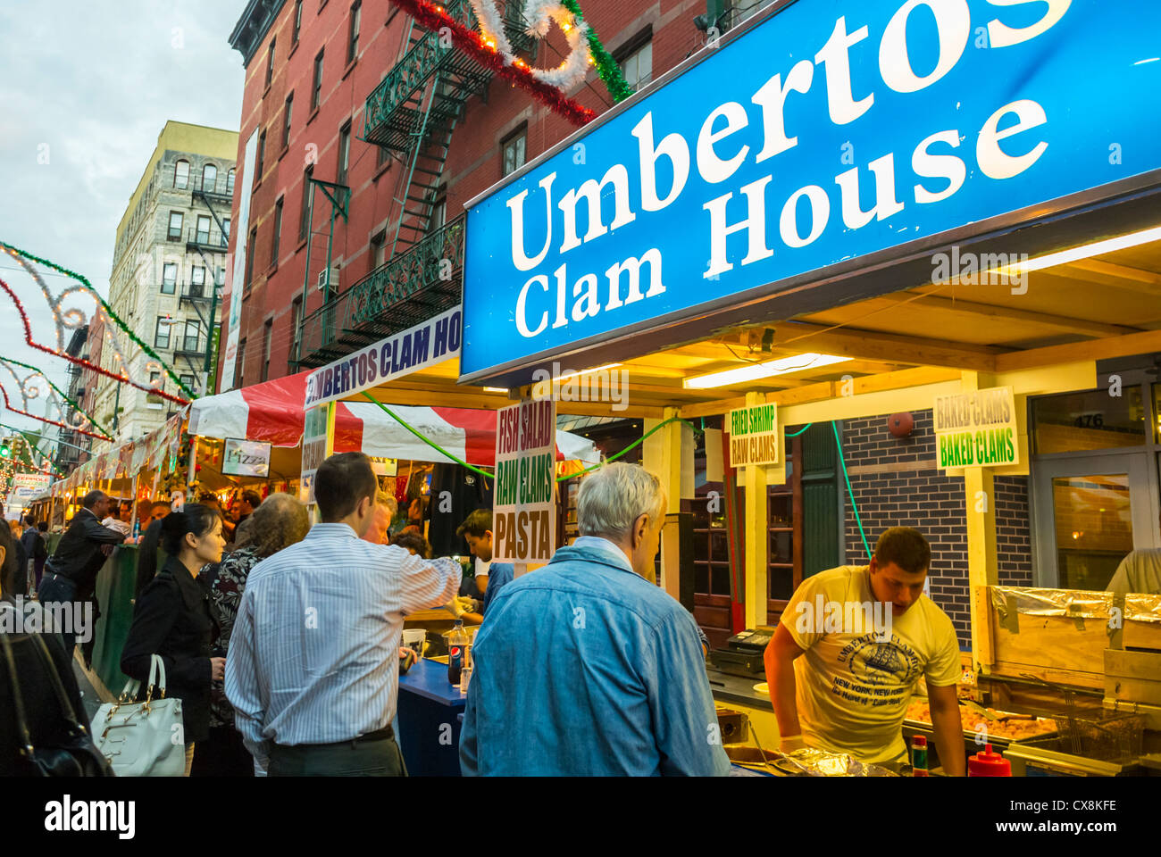 New York, NY, USA, eine große Menschenmenge zu Besuch, Little Italy Gegend, San Gennaro Italian Food Street Festival, Umbertos Clam House Stände in der Mulberry Street. Blockpartys New yorker Anbieter Stockfoto