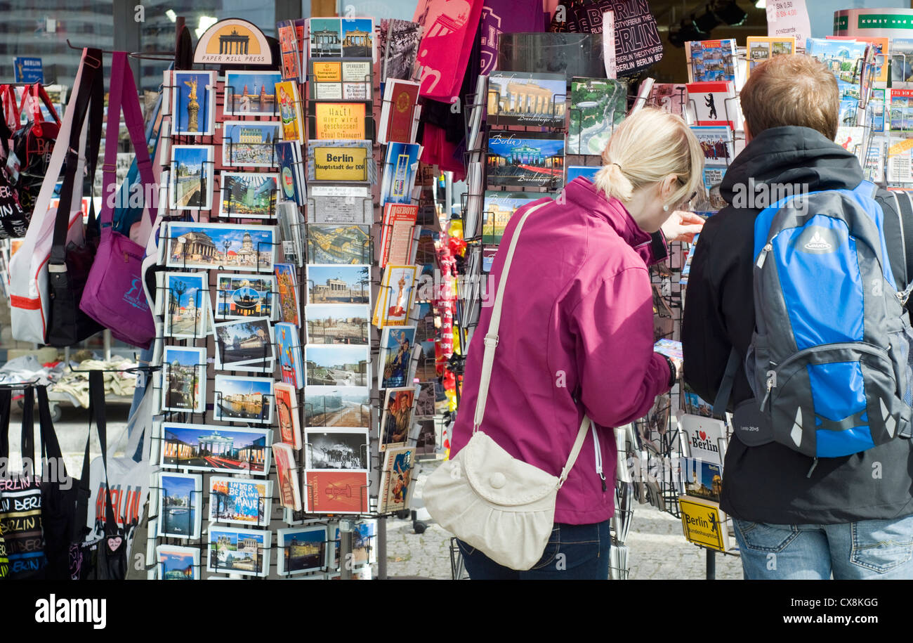Touristen auf der Suche auf Souvenirs vor einem Geschäft in Berlin, Deutschland Stockfoto