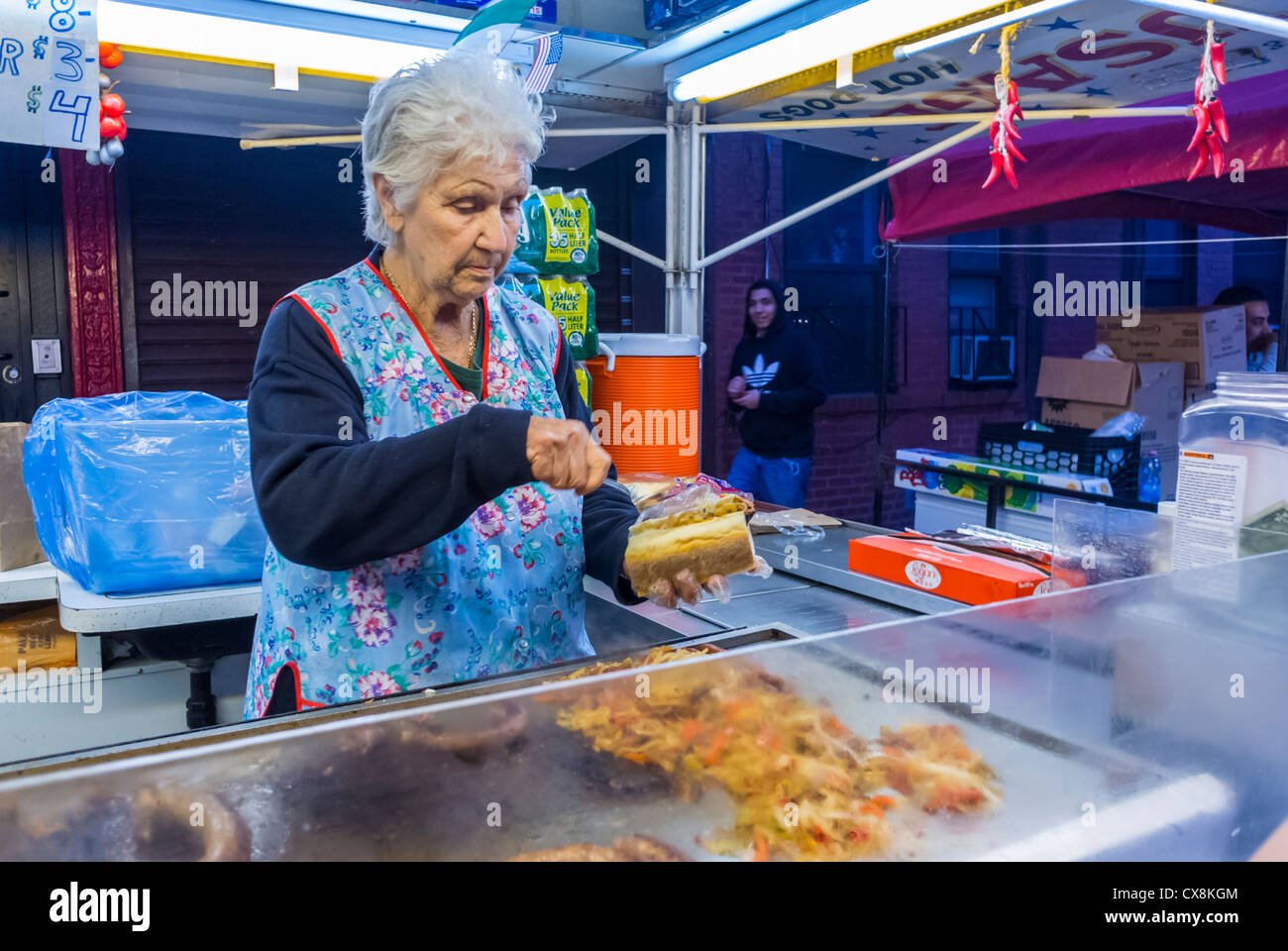 New York, NY, USA, Little Italy Area, San Genarro Italian Street Food Festival, Seniorin, die nachts in Lebensmittelständen arbeitet, Straßenverkäufer, Seniorenbeschäftigung, örtliche Verkäuferin, Arbeiterfrau Stockfoto