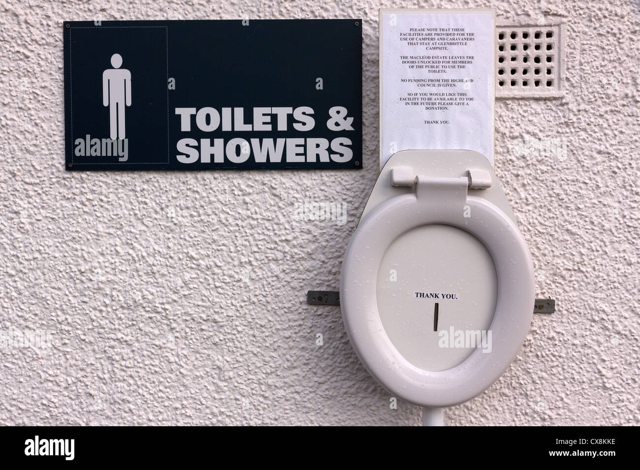 Verbringen Sie eine ungewöhnliche Sammelkiste Penny mit Toiletten am Glenbrittle Campingplatz, Isle Of Skye, Schottland, Vereinigtes Königreich Stockfoto