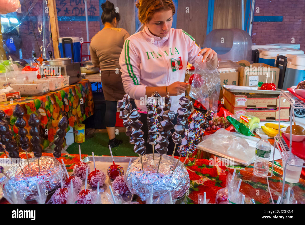 New York, New York, USA, Little Italy, Frau, die arbeitet, prekäre Jobs, San Gennaro Italian Food Street Festival, Stände in der Mulberry Street. Arbeiter Frau usa Stockfoto